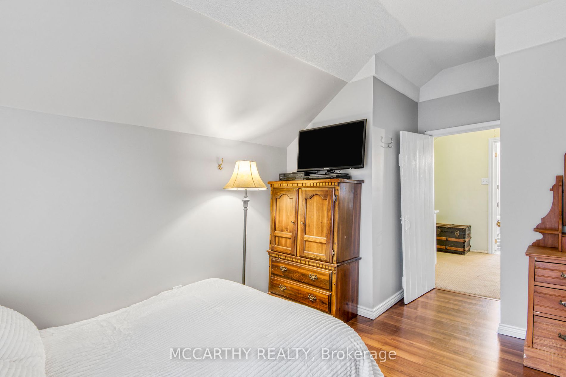 213 Main Street E