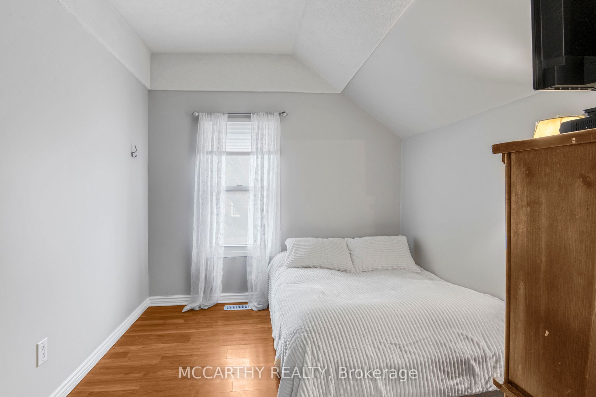 213 Main Street E