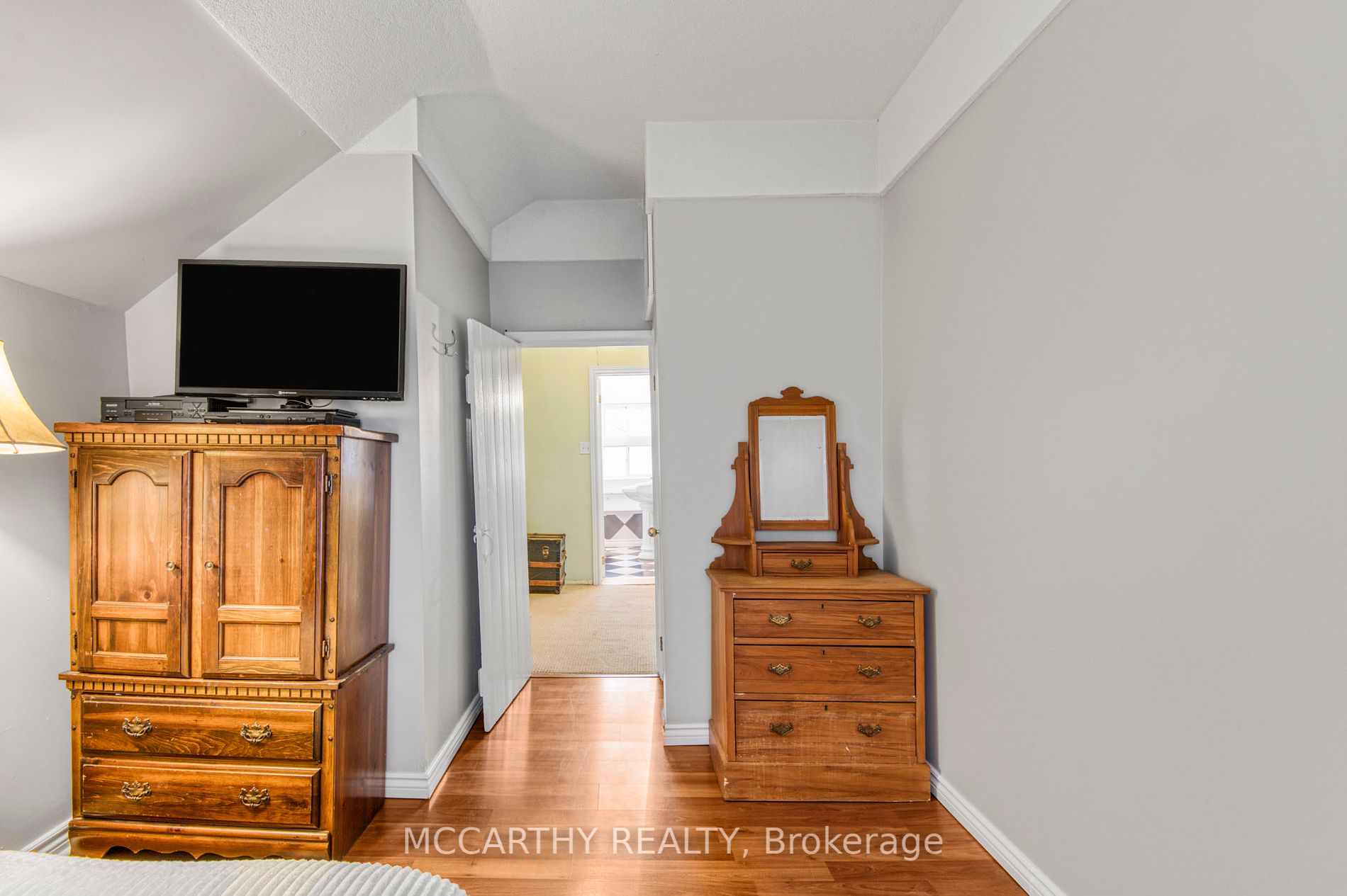 213 Main Street E