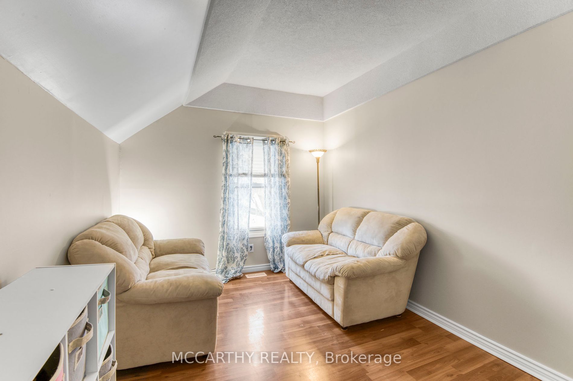 213 Main Street E