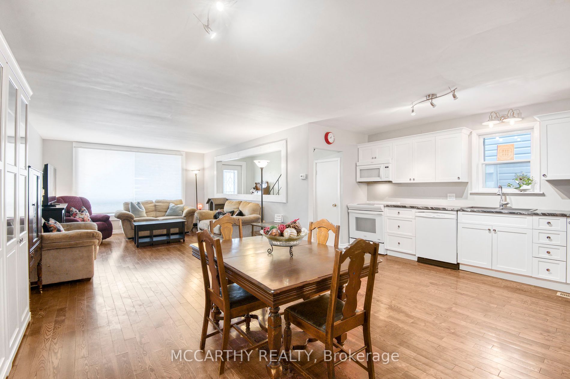213 Main Street E