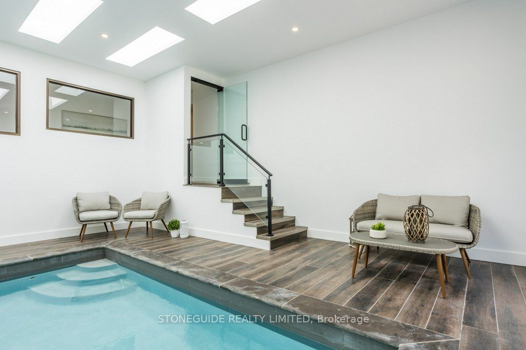 6 Weller Cres