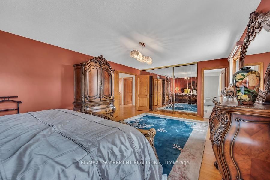 2 Glencrest Ave