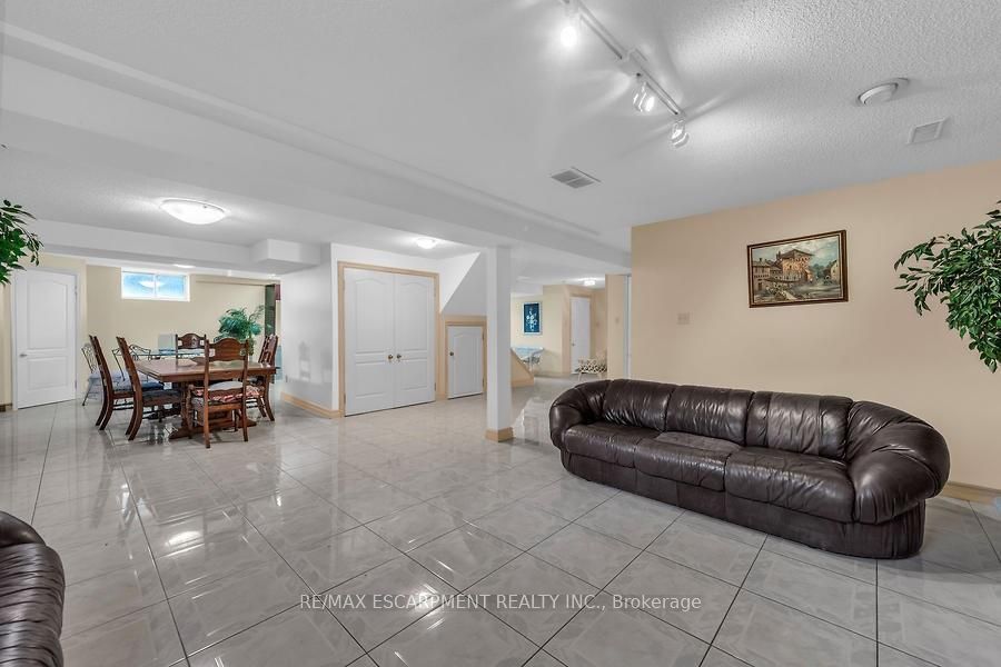 2 Glencrest Ave
