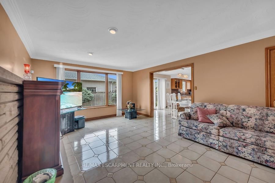 2 Glencrest Ave