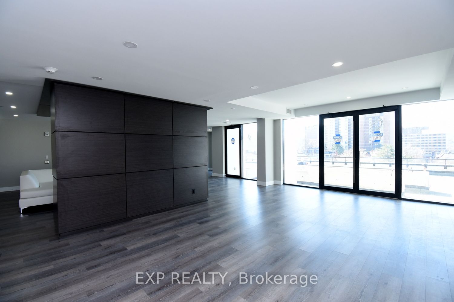 15 Queen St S, #1701