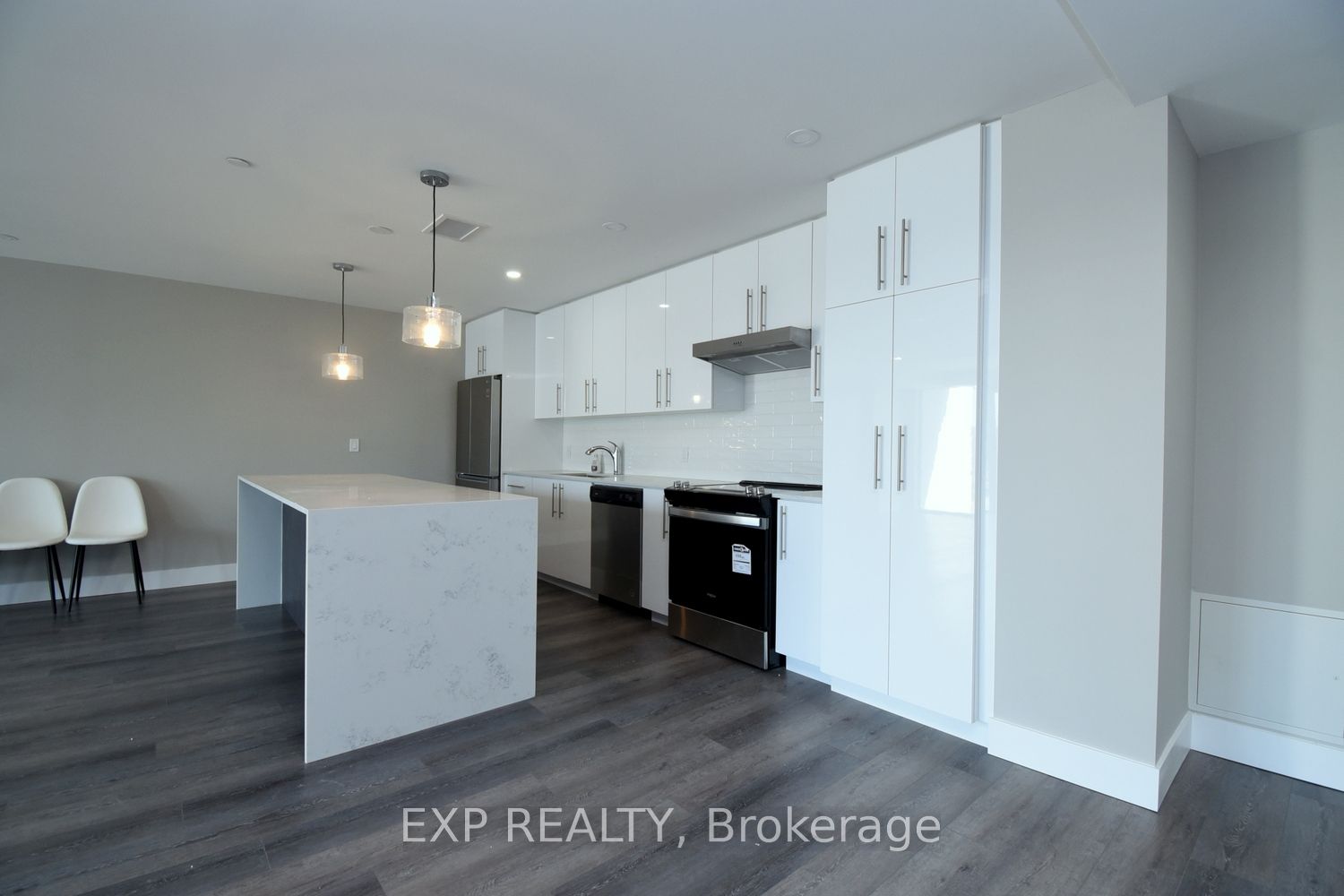 15 Queen St S, #1701