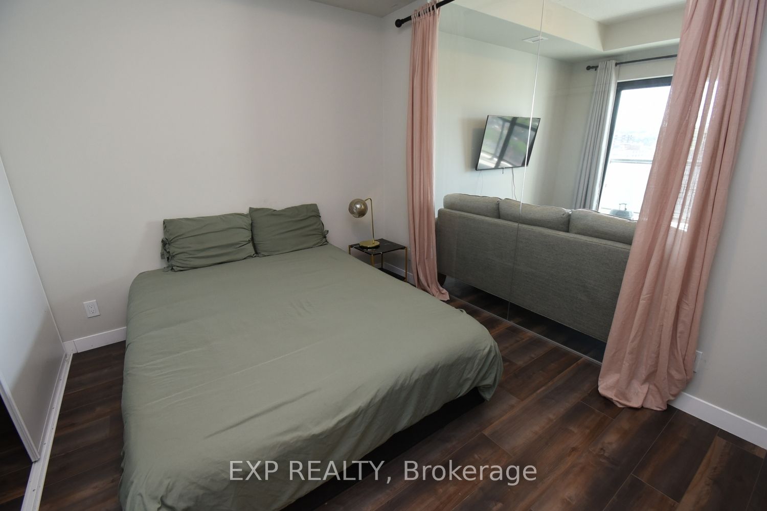 15 Queen St S, #1701