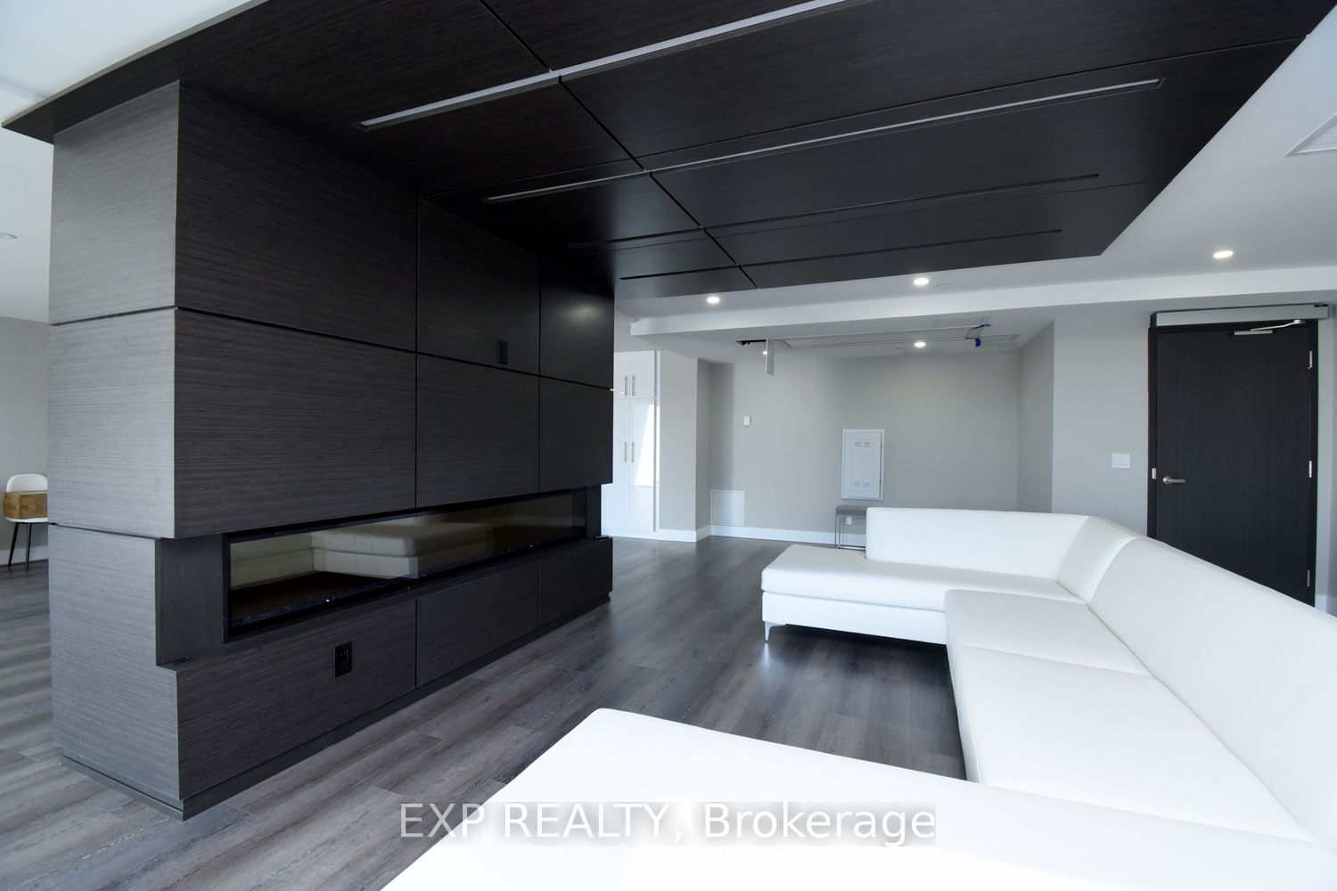 15 Queen St S, #1701