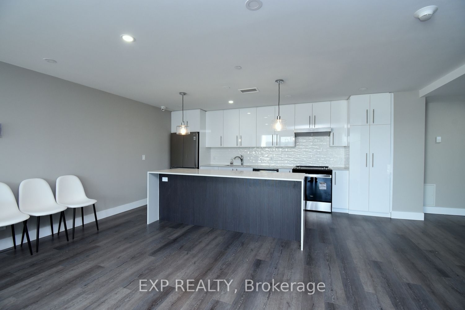 15 Queen St S, #1701
