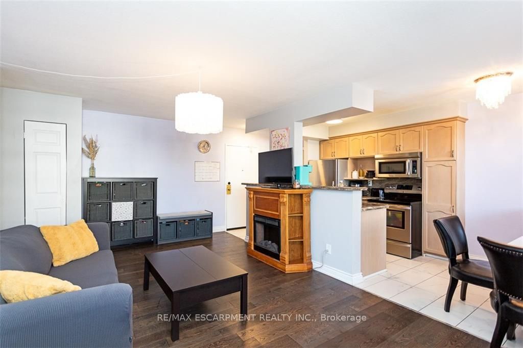 851 Queenston Rd, #501