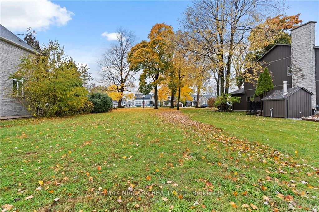 695 LAKESHORE Road