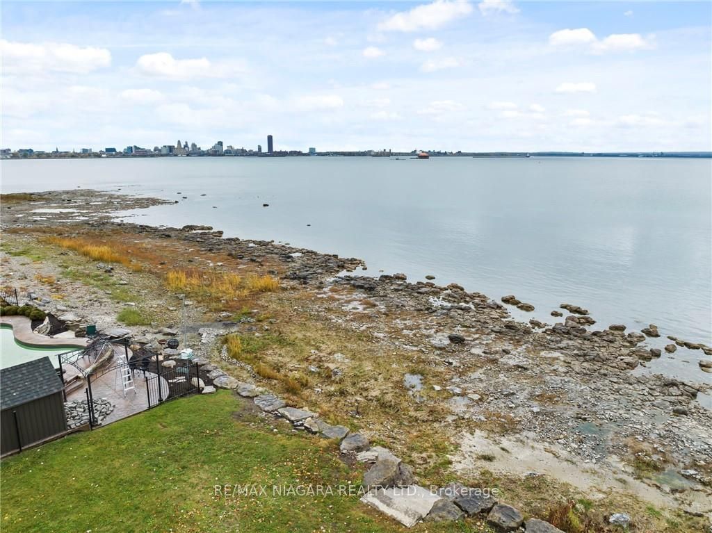 695 LAKESHORE Road