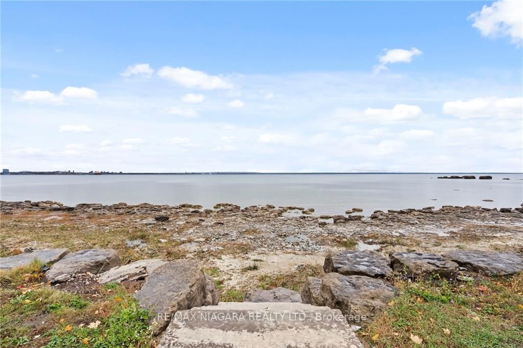 695 LAKESHORE Road
