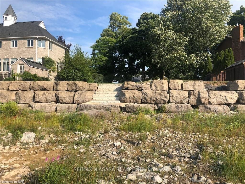 695 LAKESHORE Road