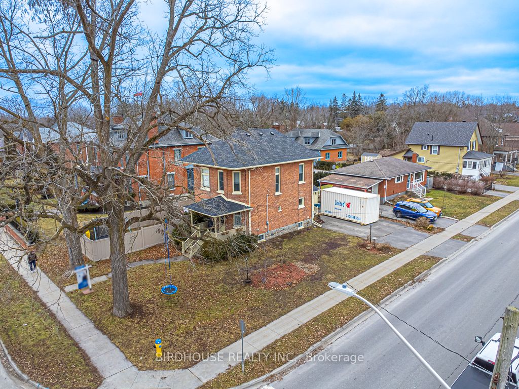 157 William Street N