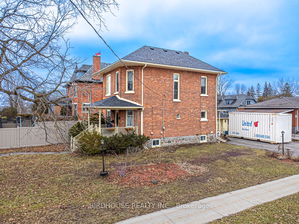 157 William Street N