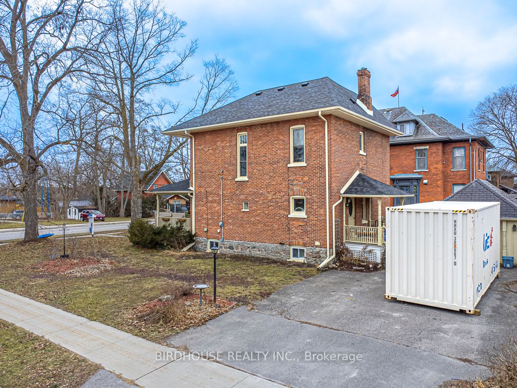 157 William Street N