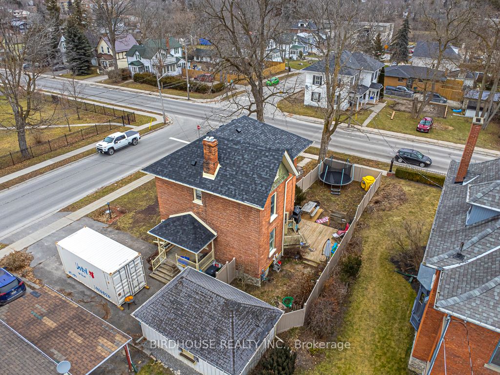 157 William Street N