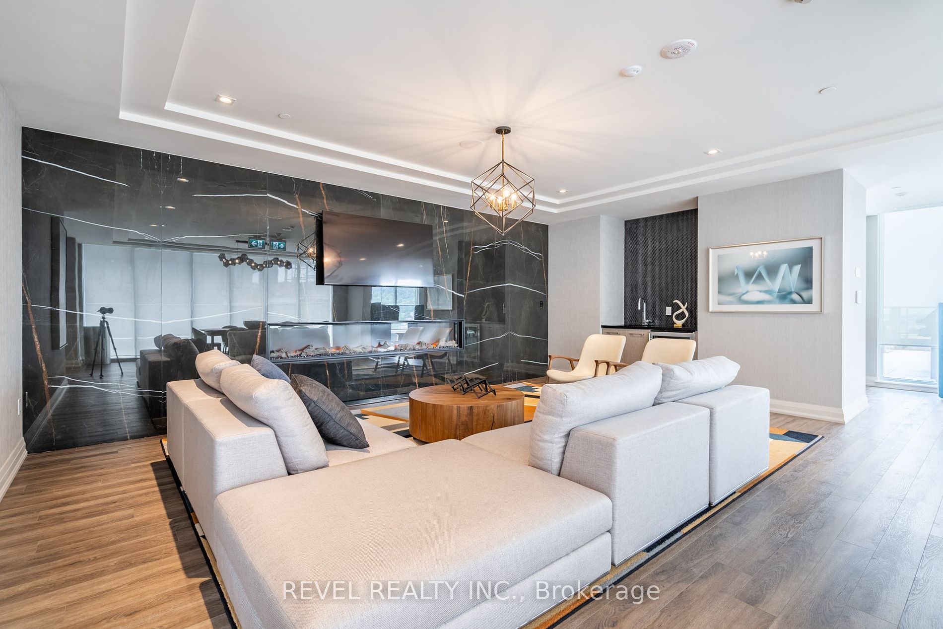 212 King William St, #310