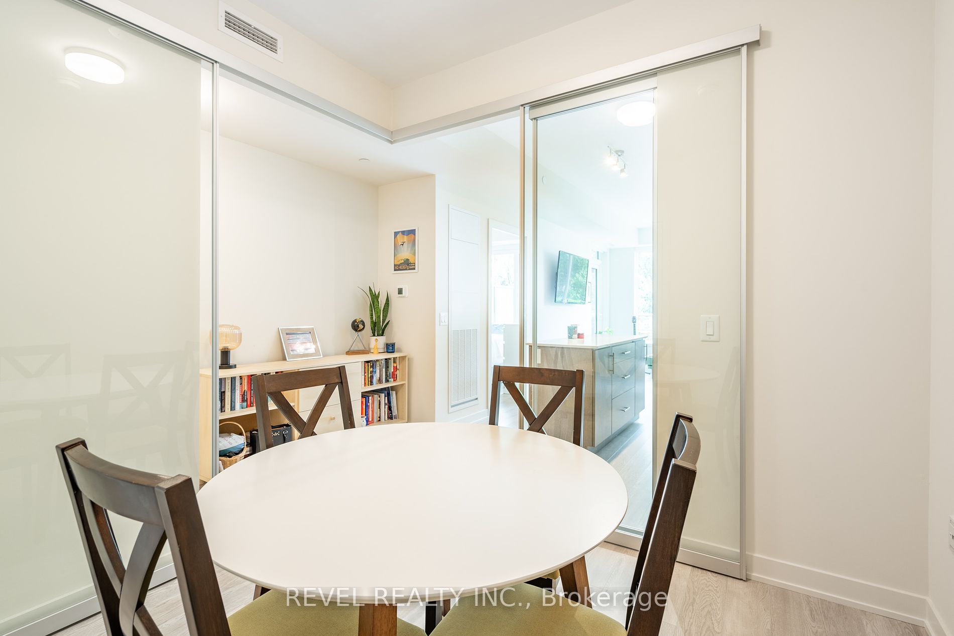 212 King William St, #310