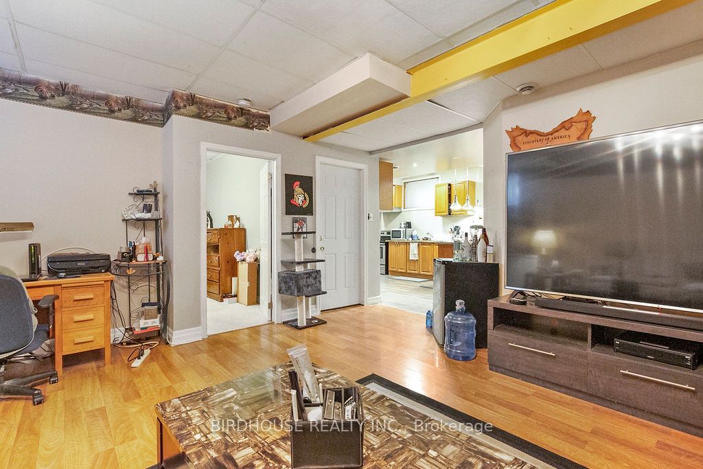 341 Mary Street W