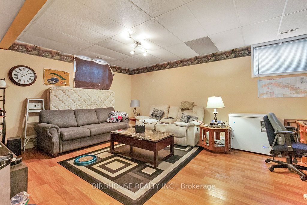341 Mary Street W