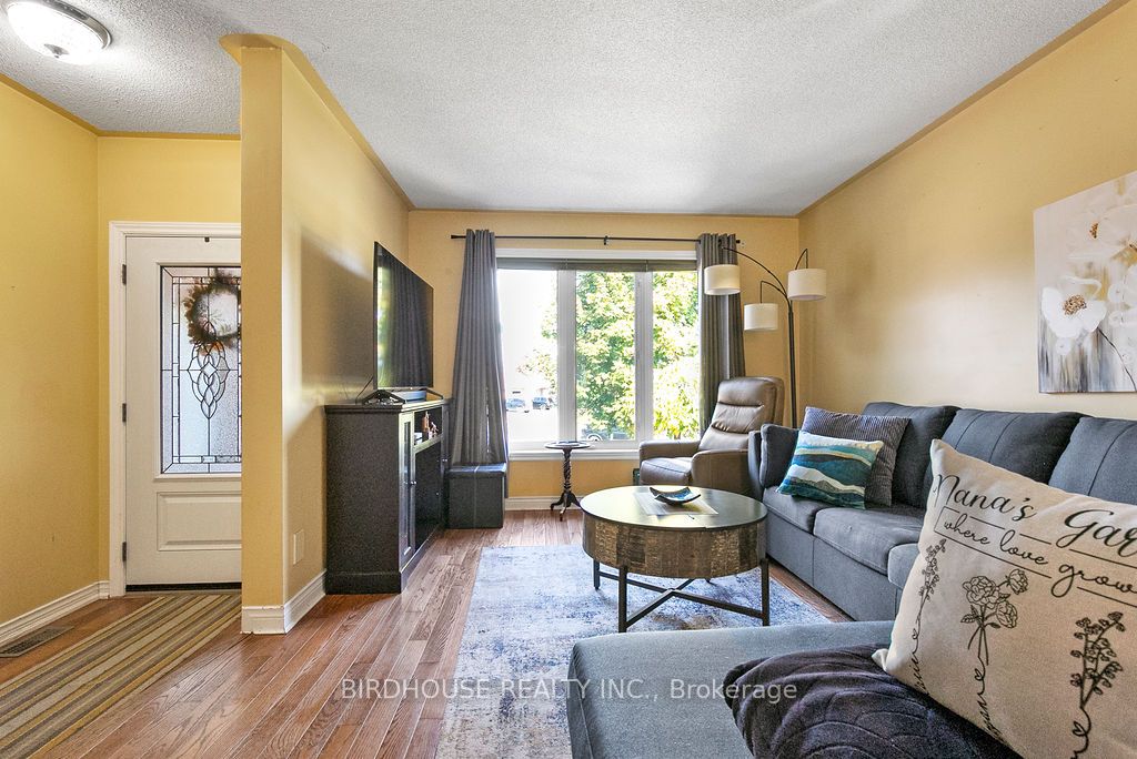 341 Mary Street W