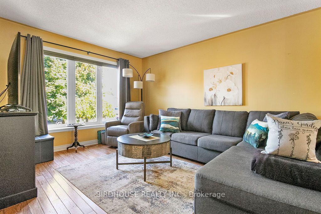 341 Mary Street W