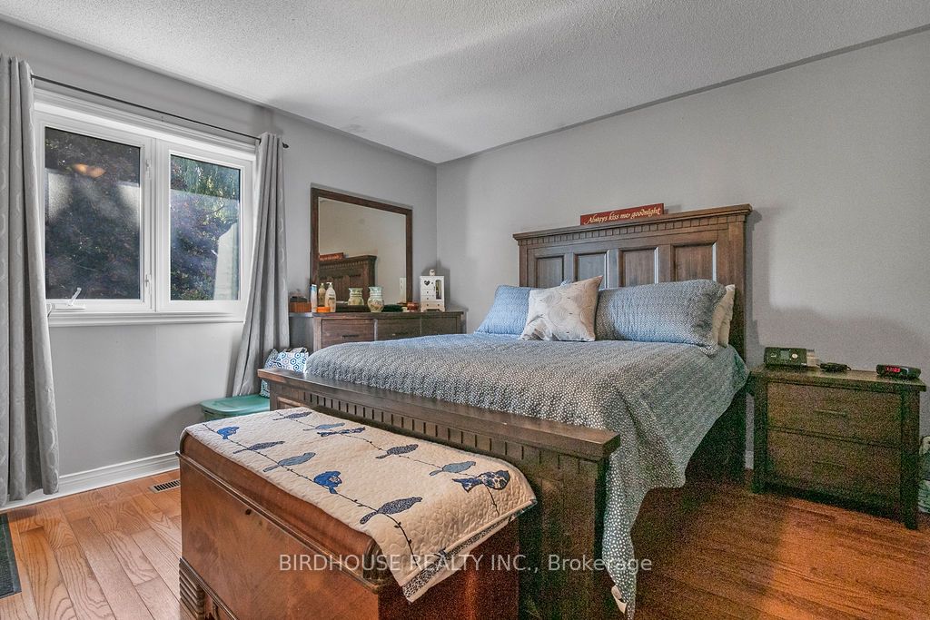 341 Mary Street W