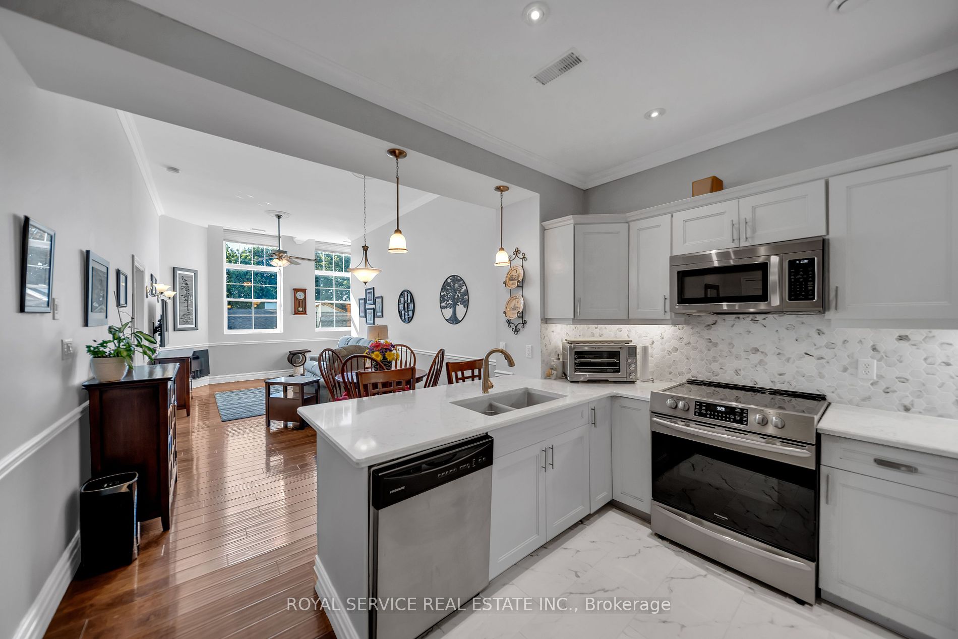 323 George St W, #207