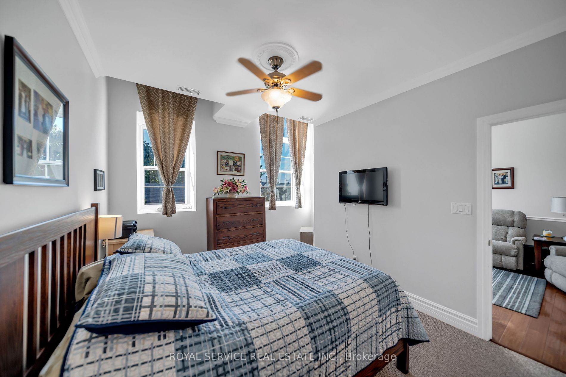 323 George St W, #207