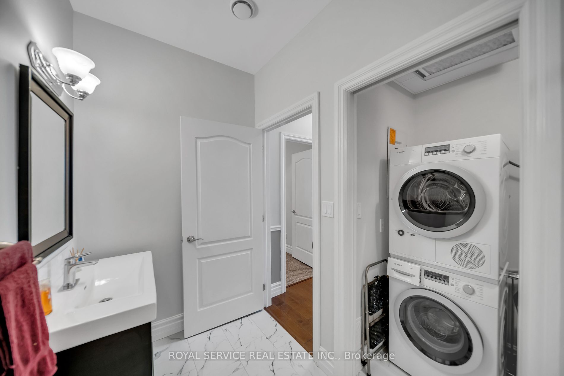 323 George St W, #207
