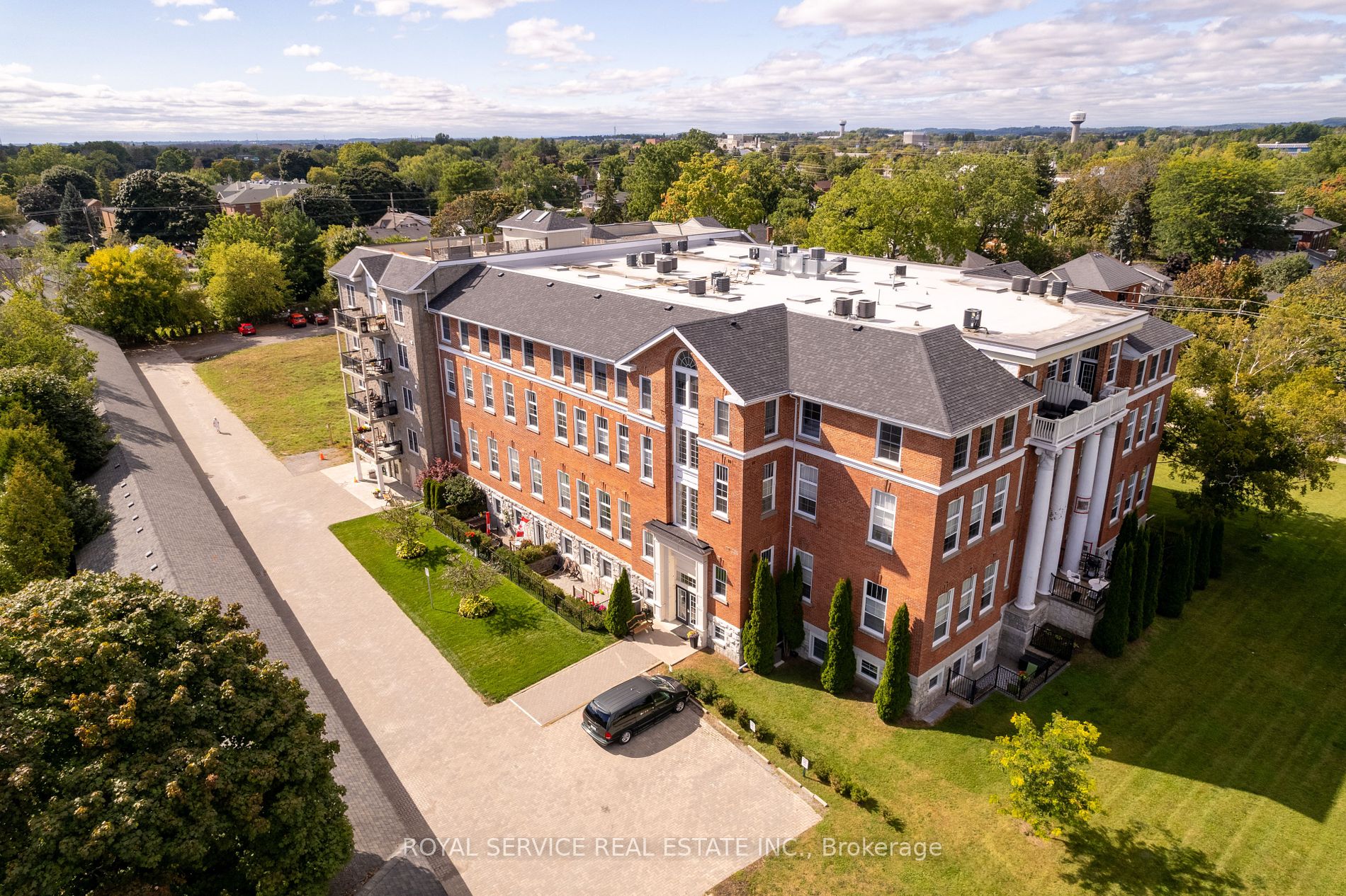 323 George St W, #207