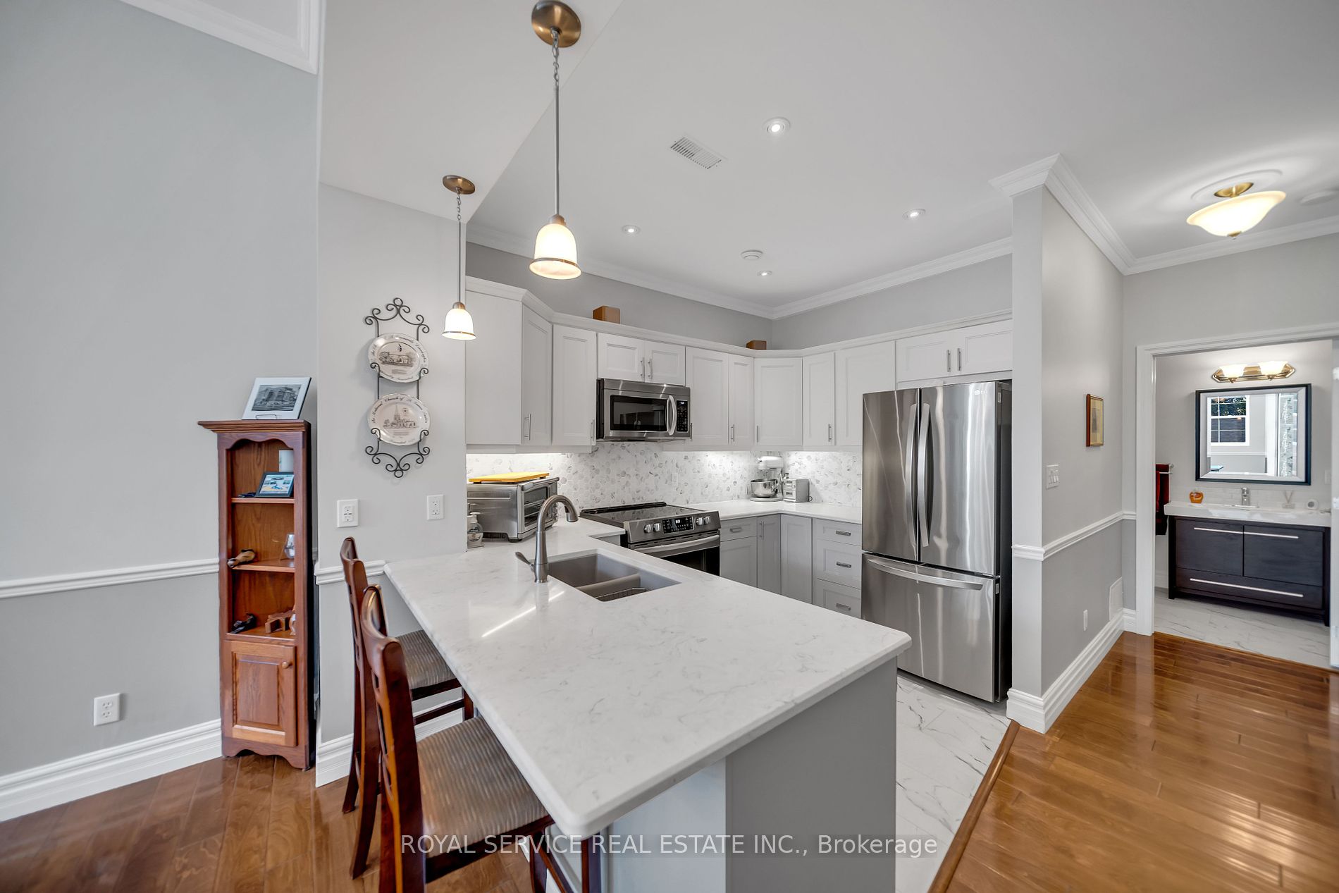 323 George St W, #207