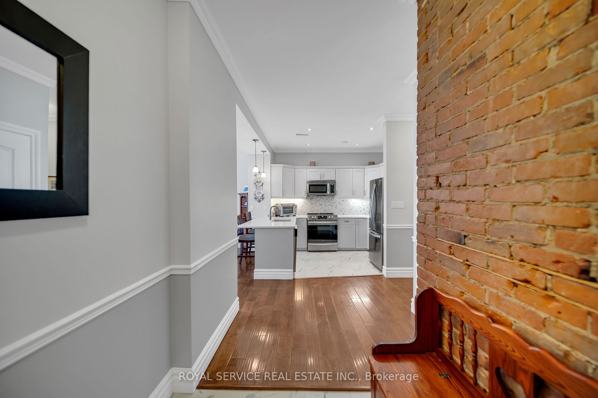 323 George St W, #207