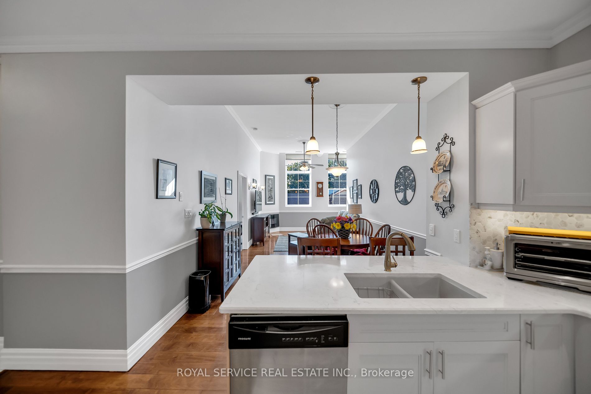 323 George St W, #207