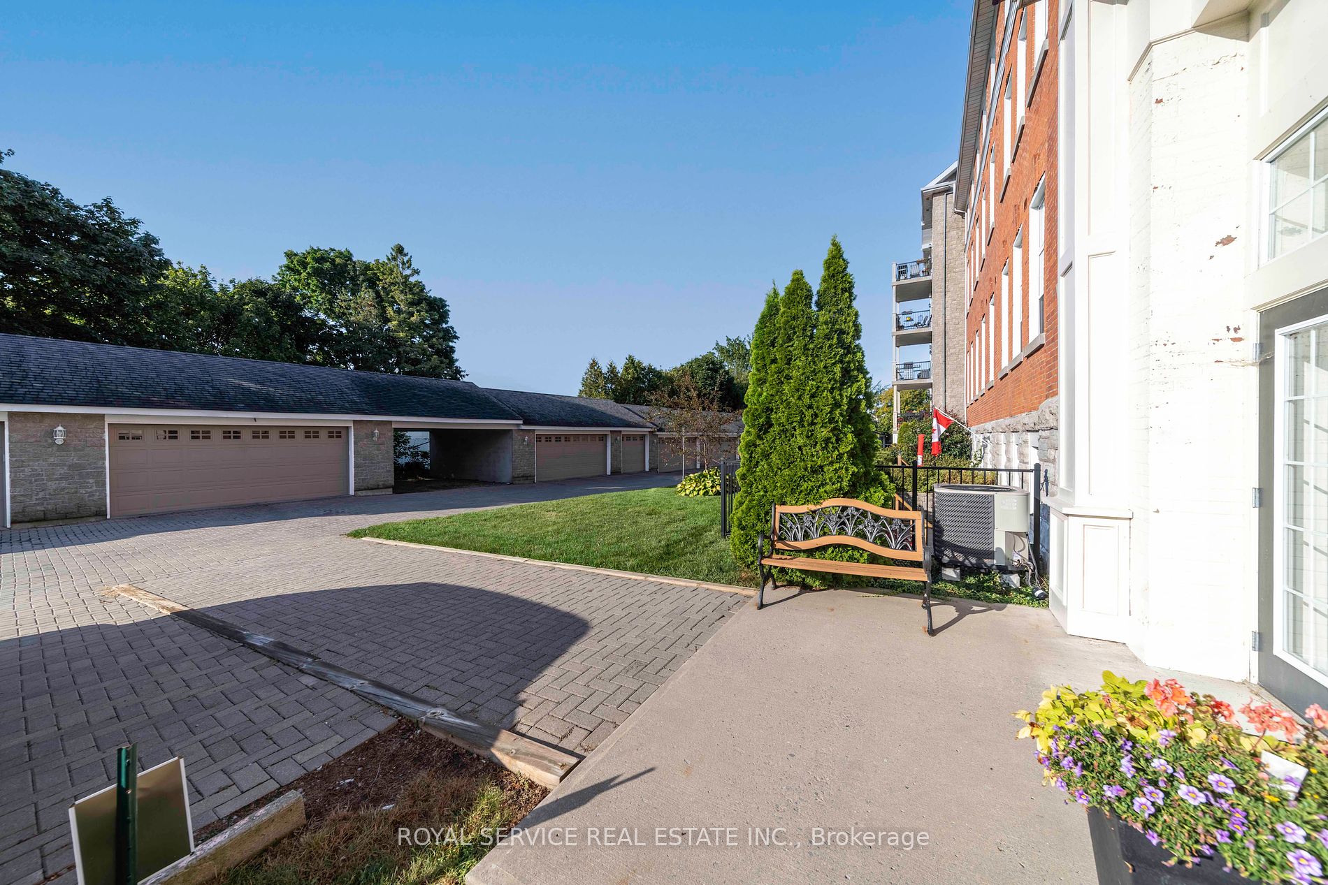 323 George St W, #207