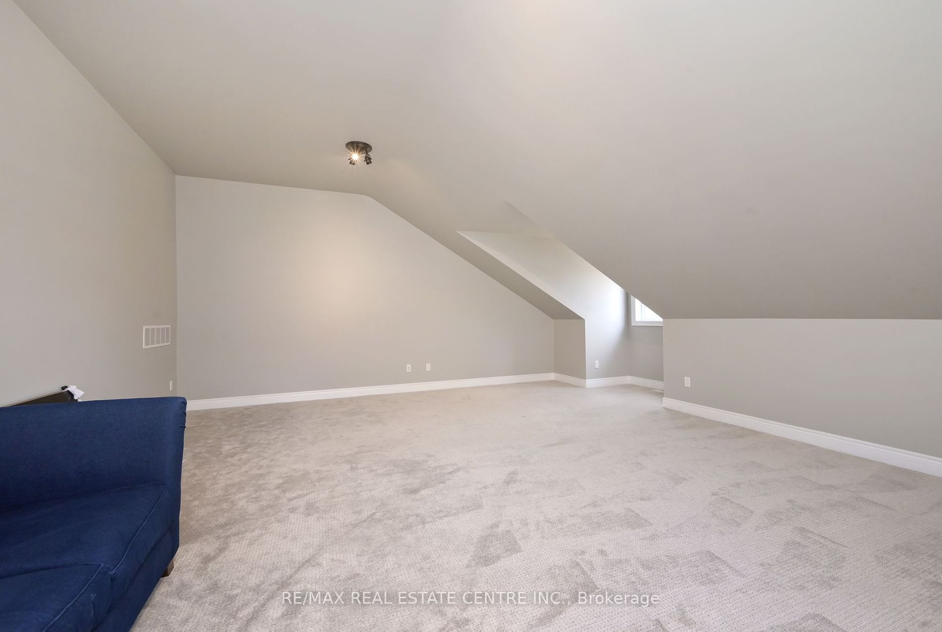 19 Emma Street N