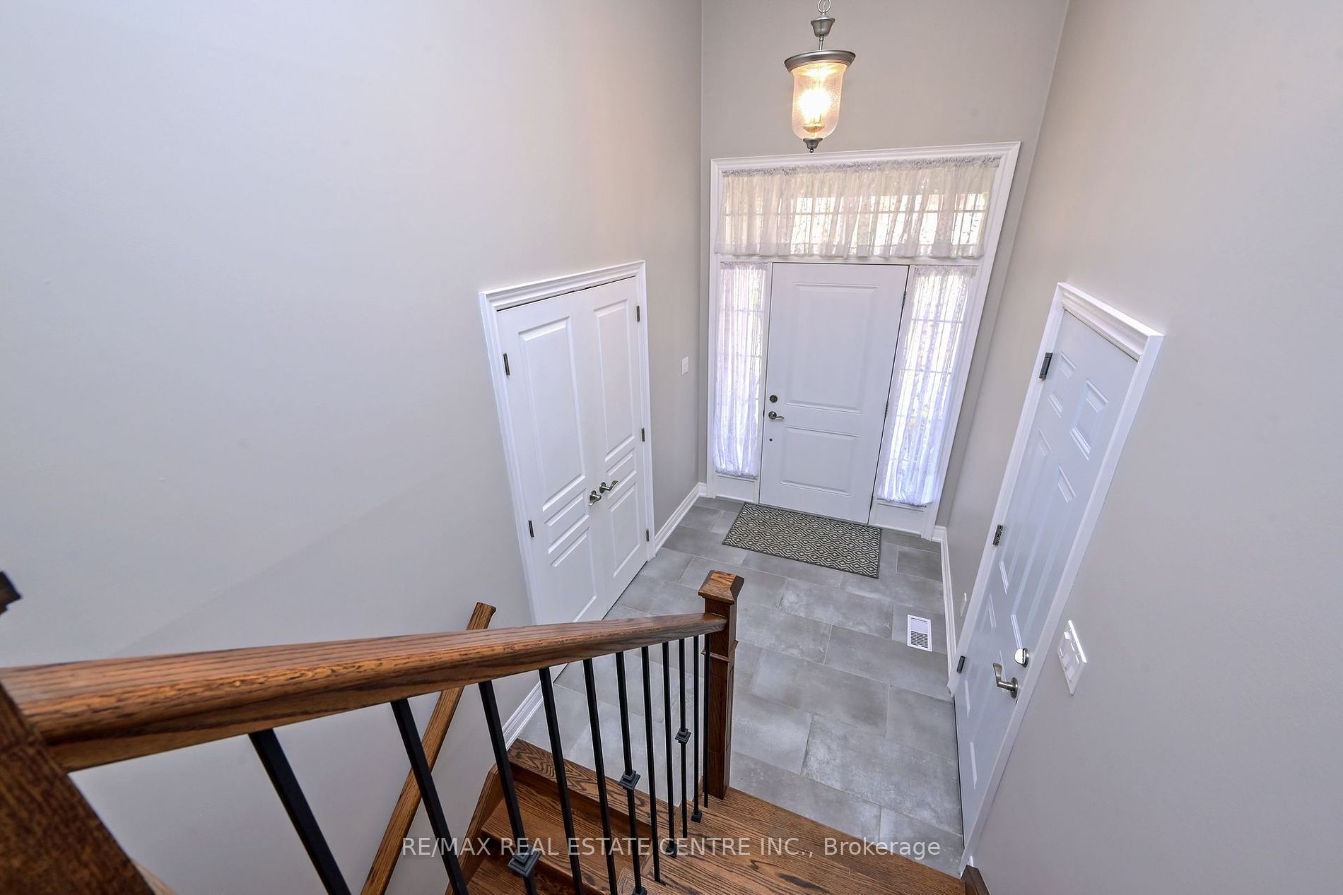 19 Emma Street N
