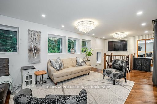 114 Lakeshore Road W
