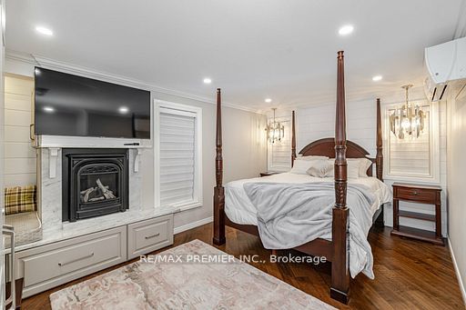 114 Lakeshore Road W