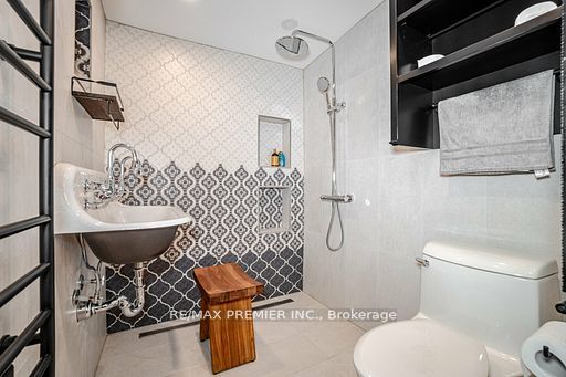 114 Lakeshore Road W