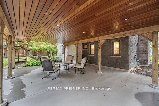 114 Lakeshore Road W