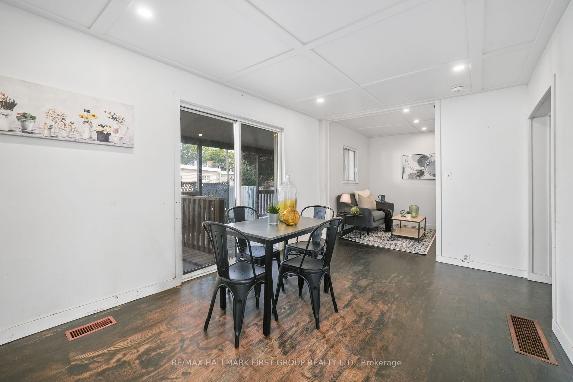 267 University Ave W