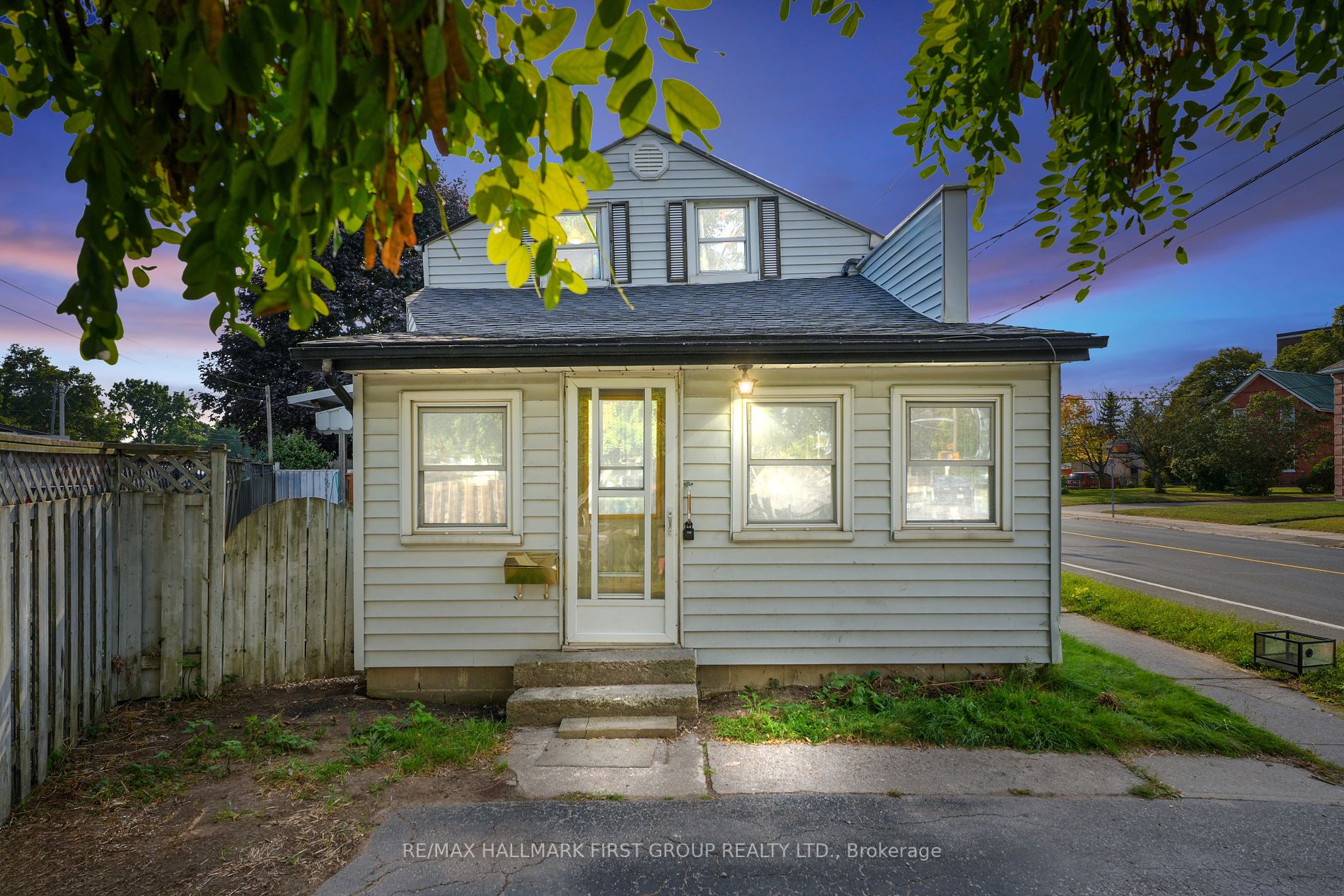 267 University Ave W