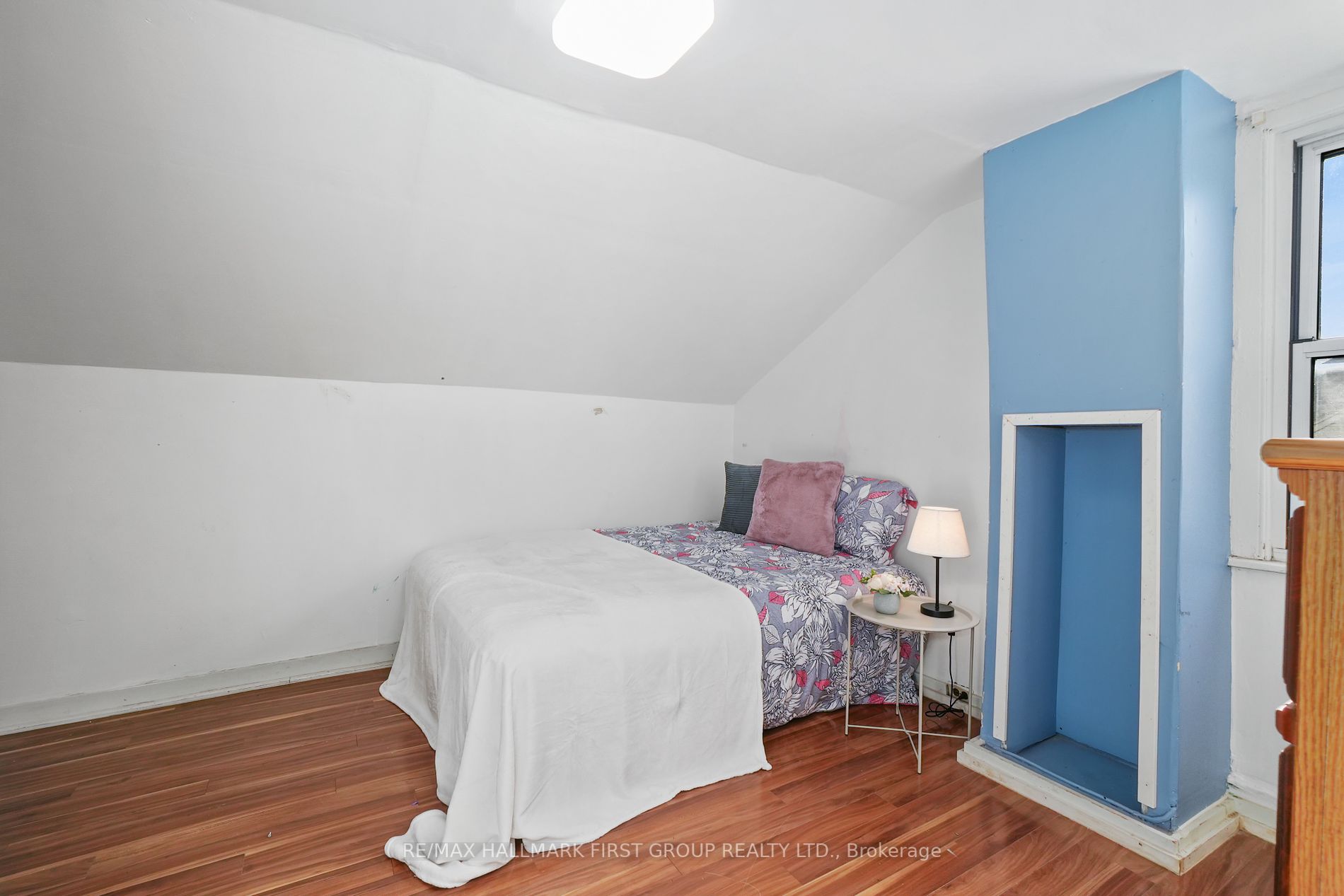 267 University Ave W
