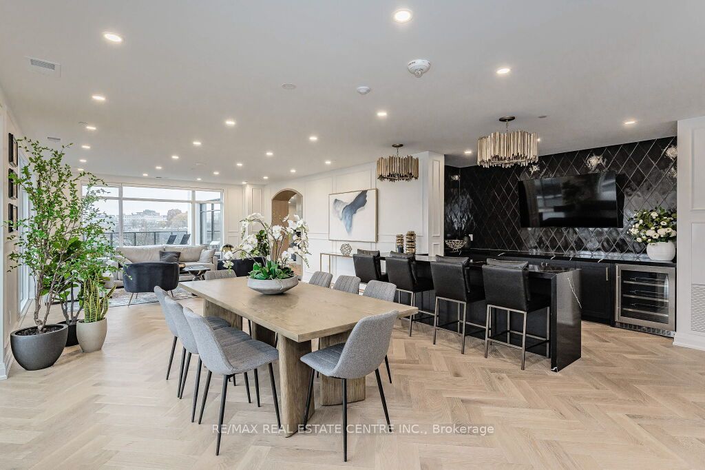 71 Wyndham Street S, #203