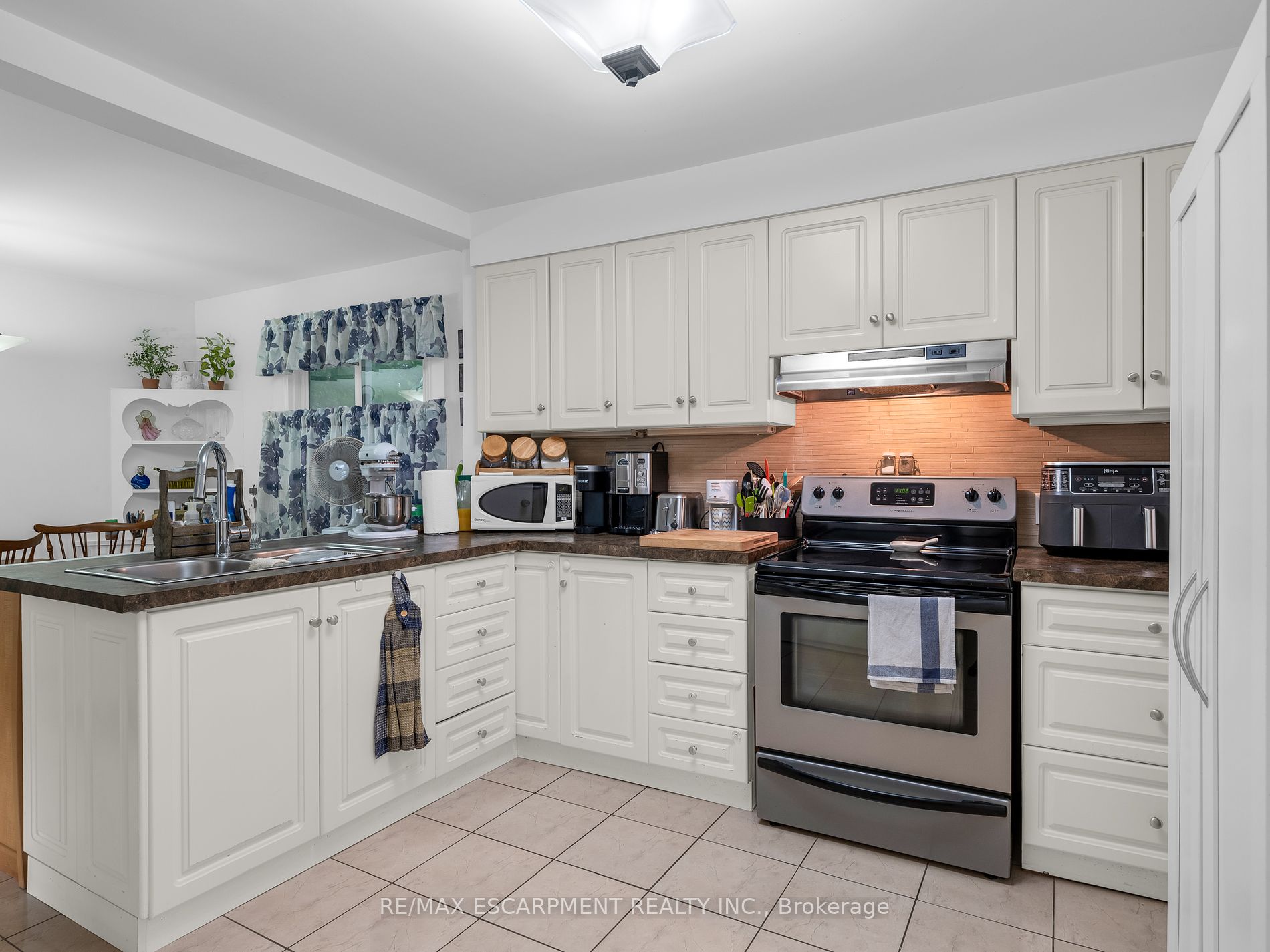 160 Welland Ave