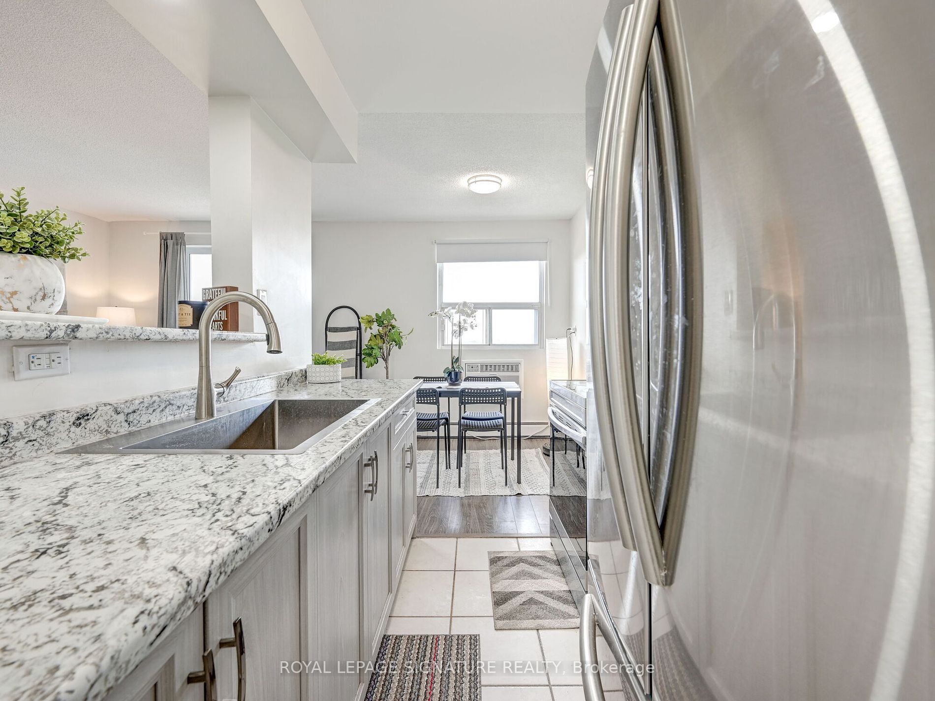 851 Queenston Rd, #902